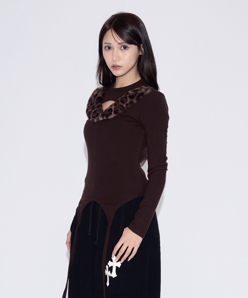 tinkerend(ティンカーエンド)の「Leopard Fur Cutout Tops / ヒョウ柄ファーカットアウトトップス(Tシャツ/カットソー・レディース・ブラウン/ブラック・FREE)」の5枚目の写真