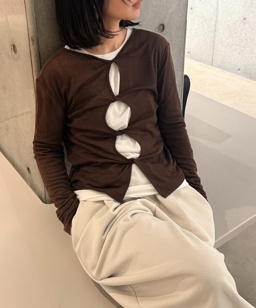 select MOCA by son(セレクトモカバイソン)の「2WAYツイストシアーテレコトップス【by SON】(Tシャツ/カットソー・レディース・チャコールグレー/ブラウン/アイボリー・FREE)」の4枚目の写真