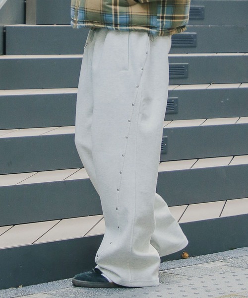 LAND MUSEUM(ランドミュージアム)の「LAND MUSEUM/スタッズラインスウェットパンツ(スウェットパンツ・メンズ・ブラック/グレー・LARGE/MEDIUM)」の1枚目の写真