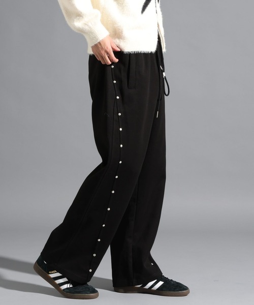 LAND MUSEUM(ランドミュージアム)の「LAND MUSEUM/スタッズラインスウェットパンツ(スウェットパンツ・メンズ・ブラック/グレー・LARGE/MEDIUM)」の2枚目の写真