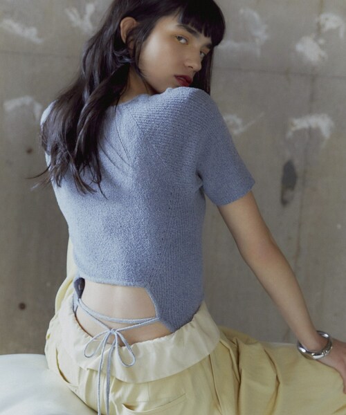 GALLEST(ギャレスト)の「バックカットアウトニット(ニット/セーター・レディース・ベージュ/ライトブルー・38)」の2枚目の写真