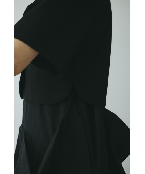 HeRIN.CYE(ヘリンドットサイ)の「CLO Round hem half sleeve JK クロラウンドヘムハーフスリーブジャケット(その他アウター・レディース・ブラック・36/38)」の3枚目の写真
