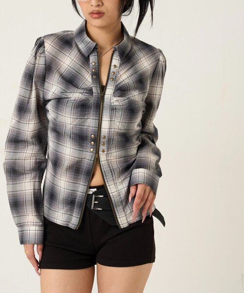 WHO'S WHO gallery(フーズフーギャラリー)の「ギャザースタッズコンパクトシャツ(シャツ/ブラウス・レディース・カーキ/ブラック/ホワイト・FREE)」の2枚目の写真