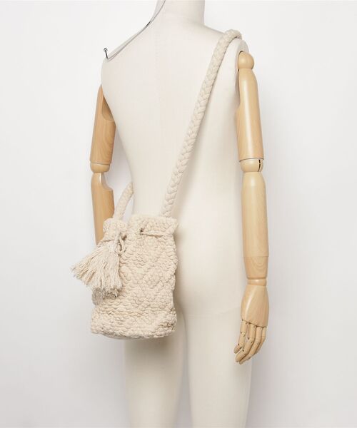 MAISON mou(メゾンムー)の「【Swaraj/スワラージ】バブルジャガード巾着ショルダー(手織生地)(ショルダーバッグ・レディース・ホワイト/グレー系その他・FREE)」の6枚目の写真
