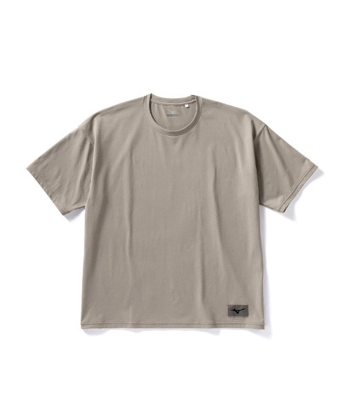 MIZUNO(ミズノ )の「MIZUNO LOOSE-FIT T-SHIRT(ミズノ ルーズフィットTシャツ)(Tシャツ/カットソー・メンズ・ブラウン/ホワイト/オリーブ系/ブルー系/レッド系/ブラック・MEDIUM/X-LARGE/LARGE)」の4枚目の写真