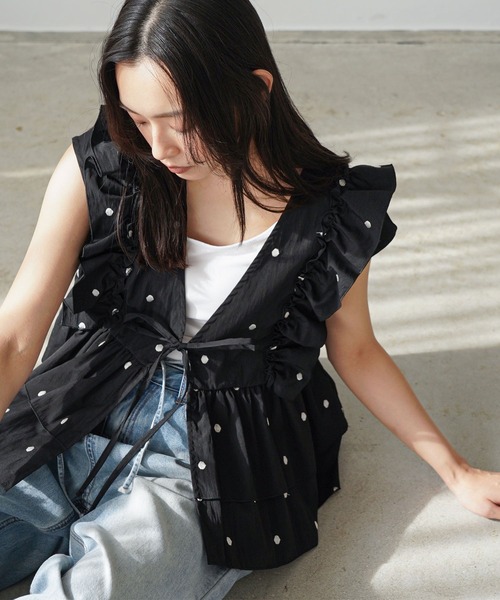 mili an deni(ミリアンデニ)の「刺繍ドットフリルベスト(ベスト・レディース・オフホワイト/ブラック・M)」の8枚目の写真