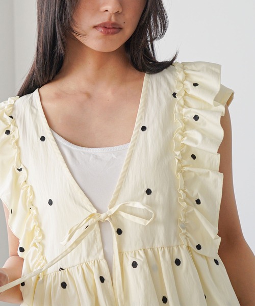 mili an deni(ミリアンデニ)の「刺繍ドットフリルベスト(ベスト・レディース・オフホワイト/ブラック・M)」の14枚目の写真