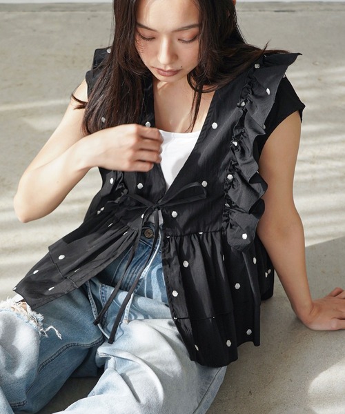 mili an deni(ミリアンデニ)の「刺繍ドットフリルベスト(ベスト・レディース・オフホワイト/ブラック・M)」の16枚目の写真