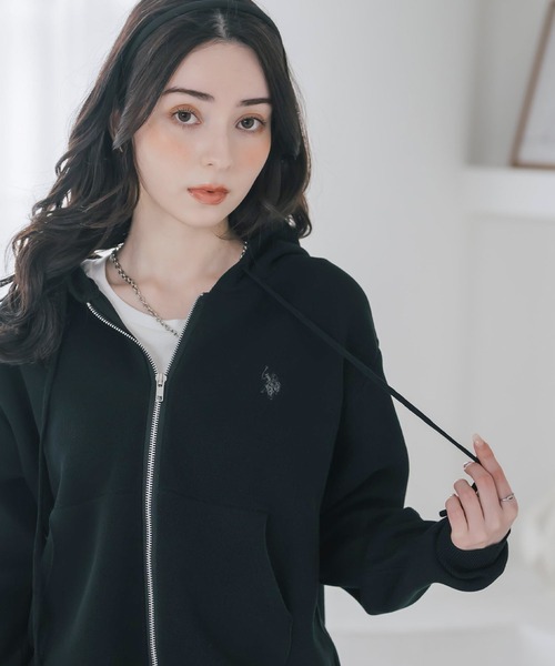 U.S. POLO ASSN.(ユーエスポロアッスン)の「U.S. POLO ASSN. ユーエスポロアッスン W's オーバーサイズワンポイントロゴ刺繍スウェットライクニット短丈長袖パーカー(パーカー・レディース・ネイビー/杢グレー/ブラック・M/L)」の2枚目の写真