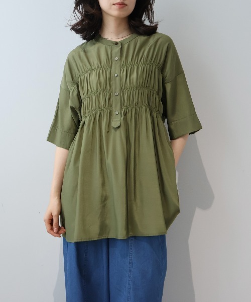 leswel(レスウェル)の「【M~5L】バンドカラーシャーリングブラウス(シャツ/ブラウス・レディース・カーキ/ネイビー・M/L/LL/3L/4L/5L)」の2枚目の写真