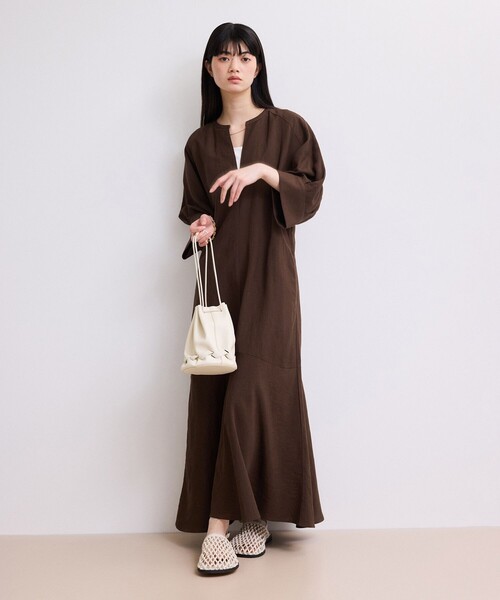 ADAM ET ROPE'(アダムエロペ)の「【WEB限定】リネンボリュームスリーブワンピース(ワンピース・レディース・ダークブラウン/ブラック/ブルー・FREE)」の2枚目の写真
