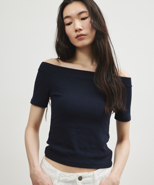 ELTONE(エルトーン)の「オフショルダーコンパクトTシャツ(Tシャツ/カットソー・レディース・ホワイト/ネイビー/ブラック・FREE)」の3枚目の写真