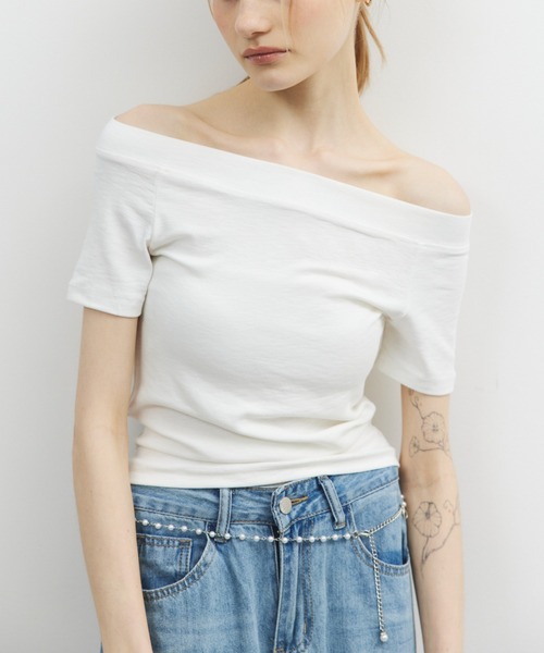 ELTONE(エルトーン)の「オフショルダーコンパクトTシャツ(Tシャツ/カットソー・レディース・ホワイト/ネイビー/ブラック・FREE)」の1枚目の写真