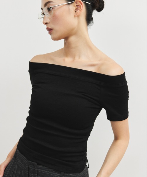 ELTONE(エルトーン)の「オフショルダーコンパクトTシャツ(Tシャツ/カットソー・レディース・ホワイト/ネイビー/ブラック・FREE)」の2枚目の写真