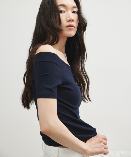 ELTONE(エルトーン)の「オフショルダーコンパクトTシャツ(Tシャツ/カットソー・レディース・ホワイト/ネイビー/ブラック・FREE)」の16枚目の写真