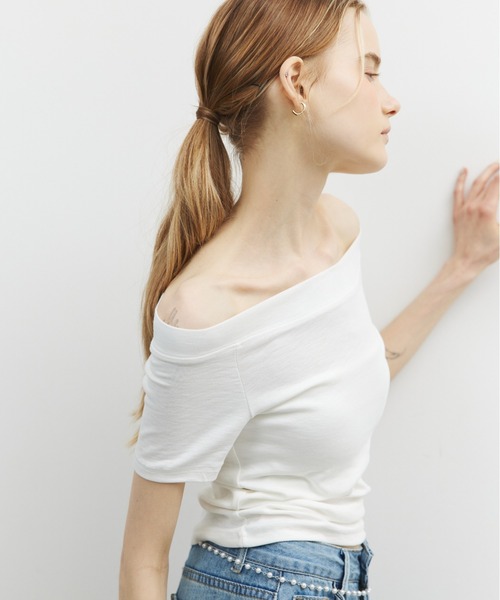 ELTONE(エルトーン)の「オフショルダーコンパクトTシャツ(Tシャツ/カットソー・レディース・ホワイト/ネイビー/ブラック・FREE)」の7枚目の写真