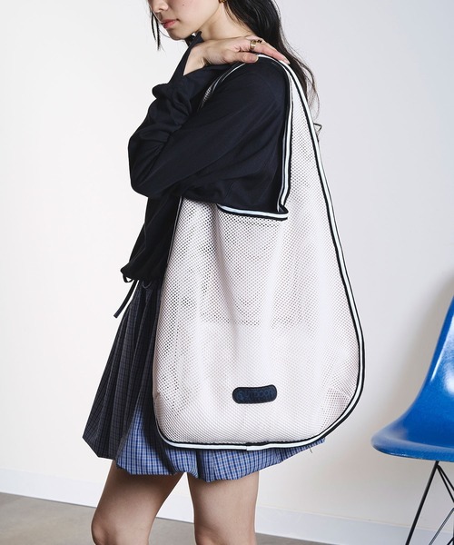 OUTDOOR PRODUCTS(アウトドアプロダクツ)の「(OUTDOOR)TAPE MESH TOTE(ショルダーバッグ・レディース・ブラック/ホワイト・ONE SIZE)」の2枚目の写真