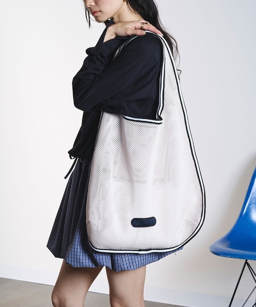 OUTDOOR PRODUCTS(アウトドアプロダクツ)の「(OUTDOOR)TAPE MESH TOTE(ショルダーバッグ・レディース・ブラック/ホワイト・ONE SIZE)」の3枚目の写真
