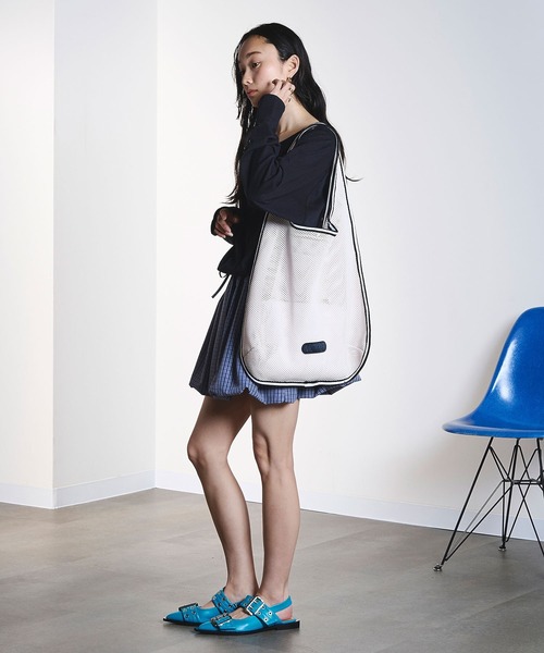 OUTDOOR PRODUCTS(アウトドアプロダクツ)の「(OUTDOOR)TAPE MESH TOTE(ショルダーバッグ・レディース・ブラック/ホワイト・ONE SIZE)」の4枚目の写真