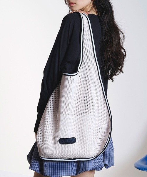 OUTDOOR PRODUCTS(アウトドアプロダクツ)の「(OUTDOOR)TAPE MESH TOTE(ショルダーバッグ・レディース・ブラック/ホワイト・ONE SIZE)」の5枚目の写真
