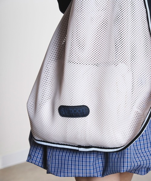 OUTDOOR PRODUCTS(アウトドアプロダクツ)の「(OUTDOOR)TAPE MESH TOTE(ショルダーバッグ・レディース・ブラック/ホワイト・ONE SIZE)」の6枚目の写真