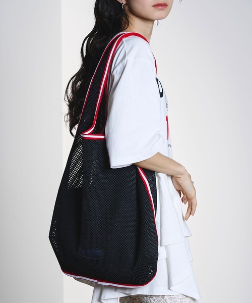 OUTDOOR PRODUCTS(アウトドアプロダクツ)の「(OUTDOOR)TAPE MESH TOTE(ショルダーバッグ・レディース・ブラック/ホワイト・ONE SIZE)」の7枚目の写真