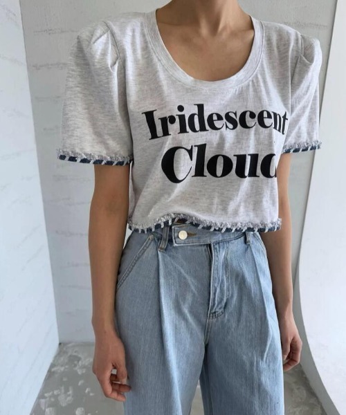 semplice(センプリチェ)の「クロップド T シャツ パフスリーブ フリンジ レタープリント(Tシャツ/カットソー・レディース・ホワイト/グレー・F)」の2枚目の写真