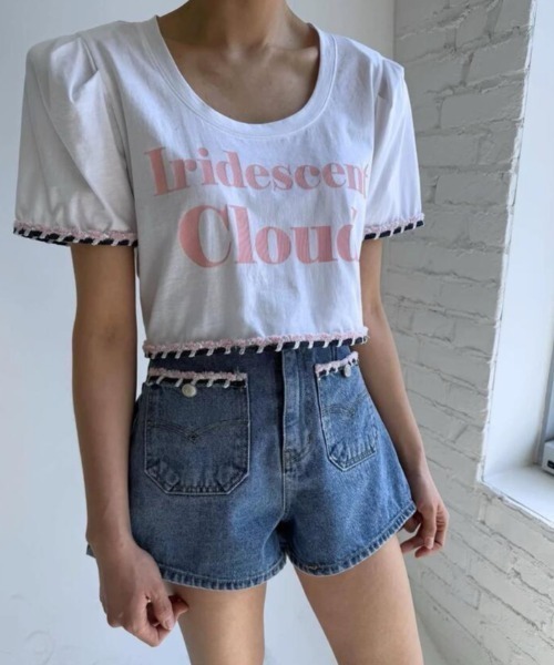 semplice(センプリチェ)の「クロップド T シャツ パフスリーブ フリンジ レタープリント(Tシャツ/カットソー・レディース・ホワイト/グレー・F)」の1枚目の写真
