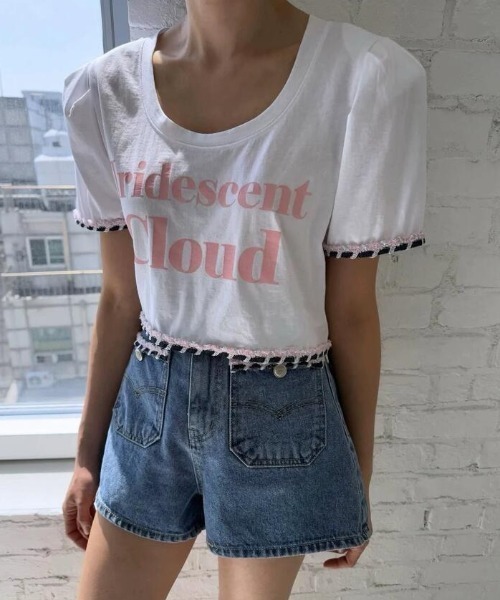semplice(センプリチェ)の「クロップド T シャツ パフスリーブ フリンジ レタープリント(Tシャツ/カットソー・レディース・ホワイト/グレー・F)」の4枚目の写真
