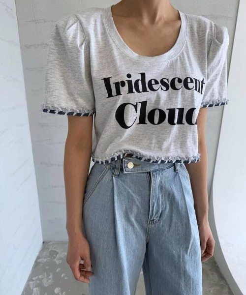 semplice(センプリチェ)の「クロップド T シャツ パフスリーブ フリンジ レタープリント(Tシャツ/カットソー・レディース・ホワイト/グレー・F)」の7枚目の写真