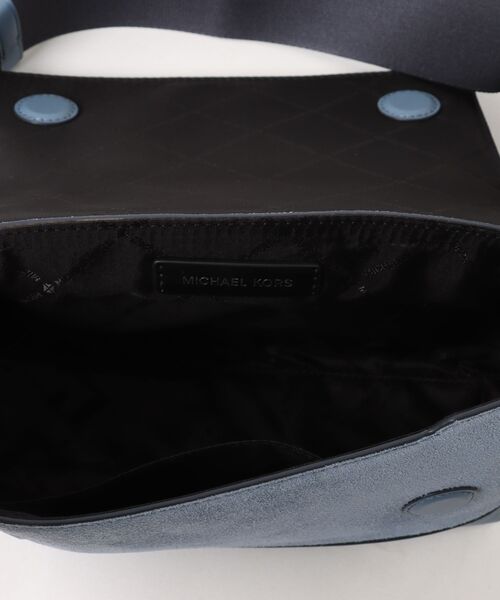 MICHAEL KORS(マイケルコース)の「FLAP XBODY(ショルダーバッグ・メンズ・ブルー系・FREE)」の4枚目の写真