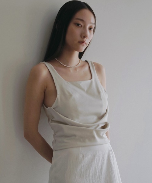 anuke(アンヌーク)の「Drape Cut Tanktop(タンクトップ・レディース・ブラック/アイボリー・FREE)」の2枚目の写真