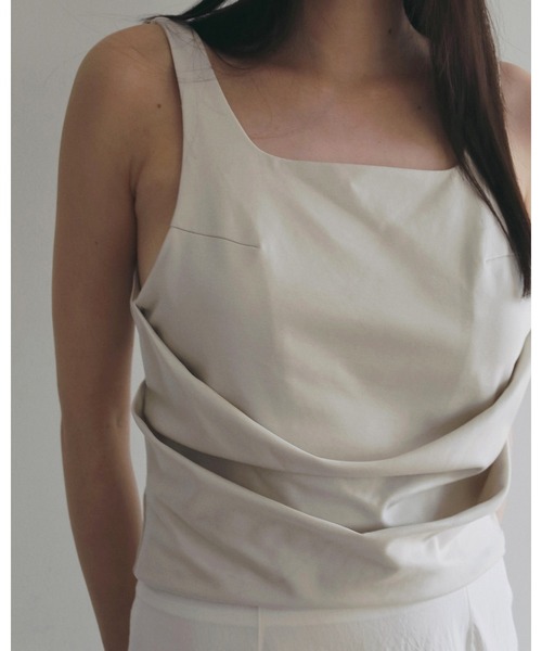 anuke(アンヌーク)の「Drape Cut Tanktop(タンクトップ・レディース・ブラック/アイボリー・FREE)」の4枚目の写真
