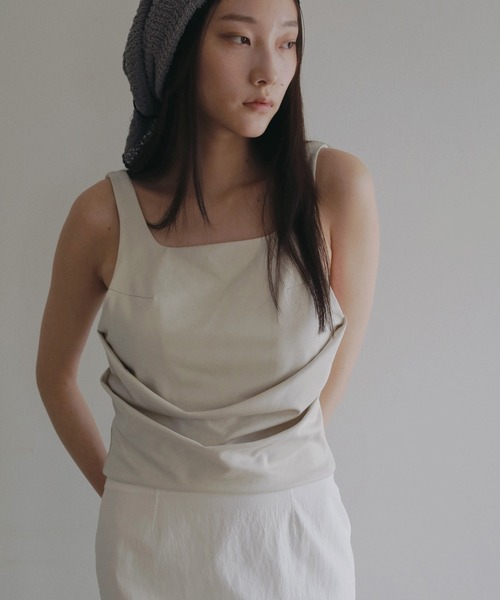 anuke(アンヌーク)の「Drape Cut Tanktop(タンクトップ・レディース・ブラック/アイボリー・FREE)」の8枚目の写真