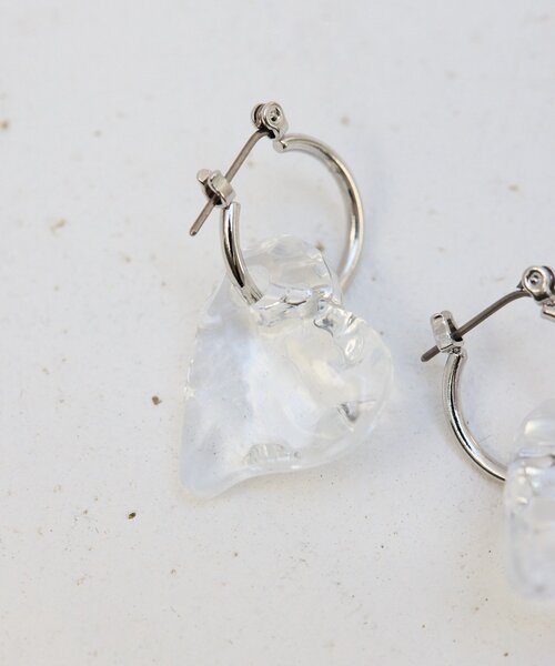 ear PAPILLONNER(イアパピヨネ)の「《チタンポスト》クリアハートピアス(ピアス(両耳用)・レディース・シルバー/ゴールド・FREE)」の4枚目の写真