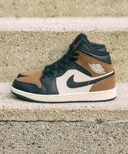 JORDAN BRAND(ジョーダンブランド)の「AIR JORDAN 1 MID DQ8426-007(スニーカー・メンズ・ブラック・27.5cm/26.5cm/25.5cm/29.0cm/28.0cm/27.0cm/26.0cm/25.0cm/28.5cm)」の1枚目の写真