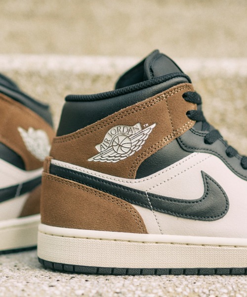 JORDAN BRAND(ジョーダンブランド)の「AIR JORDAN 1 MID DQ8426-007(スニーカー・メンズ・ブラック・27.5cm/26.5cm/25.5cm/29.0cm/28.0cm/27.0cm/26.0cm/25.0cm/28.5cm)」の6枚目の写真