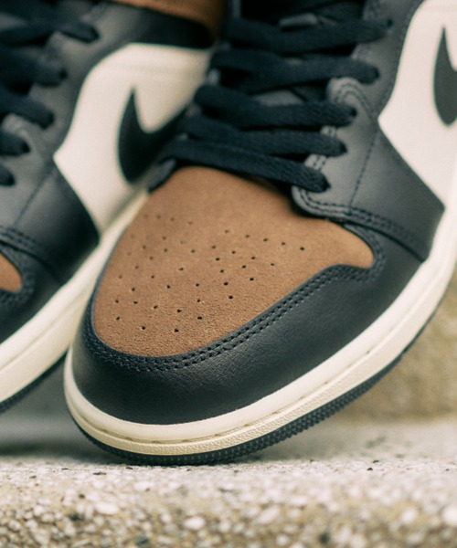 JORDAN BRAND(ジョーダンブランド)の「AIR JORDAN 1 MID DQ8426-007(スニーカー・メンズ・ブラック・27.5cm/26.5cm/25.5cm/29.0cm/28.0cm/27.0cm/26.0cm/25.0cm/28.5cm)」の5枚目の写真