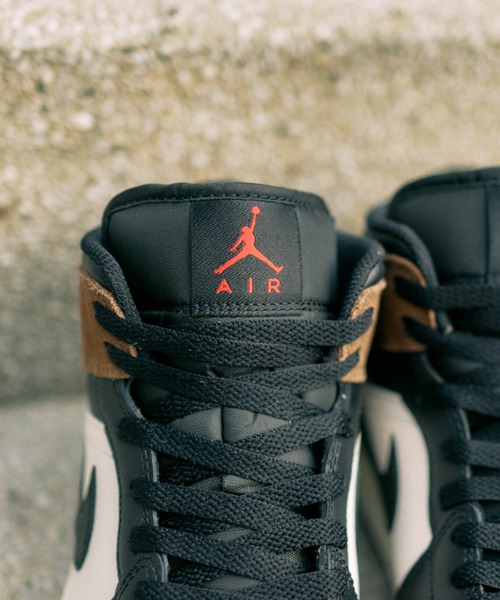 JORDAN BRAND(ジョーダンブランド)の「AIR JORDAN 1 MID DQ8426-007(スニーカー・メンズ・ブラック・27.5cm/26.5cm/25.5cm/29.0cm/28.0cm/27.0cm/26.0cm/25.0cm/28.5cm)」の4枚目の写真