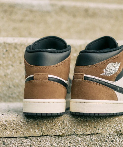 JORDAN BRAND(ジョーダンブランド)の「AIR JORDAN 1 MID DQ8426-007(スニーカー・メンズ・ブラック・27.5cm/26.5cm/25.5cm/29.0cm/28.0cm/27.0cm/26.0cm/25.0cm/28.5cm)」の3枚目の写真
