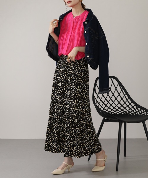 EGLANTINE(エグランティーヌ)の「EGLANTINE シアーピンタックノースリーブブラウス(シャツ/ブラウス・レディース・イエロー/チェリーレッド/ブルー・38)」の16枚目の写真