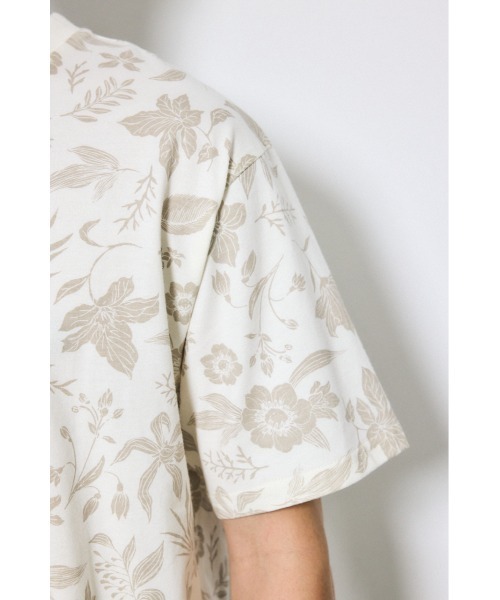 AZUL by moussy（アズールバイマウジー）の「総柄プリントトップス（Tシャツ/カットソー・メンズ・ブラック系その他/ホワイト系その他・MEDIUM/LARGE）」の8枚目の写真