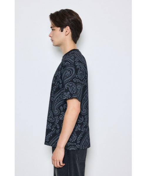 AZUL by moussy（アズールバイマウジー）の「総柄プリントトップス（Tシャツ/カットソー・メンズ・ブラック系その他/ホワイト系その他・MEDIUM/LARGE）」の3枚目の写真
