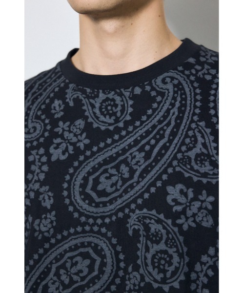 AZUL by moussy（アズールバイマウジー）の「総柄プリントトップス（Tシャツ/カットソー・メンズ・ブラック系その他/ホワイト系その他・MEDIUM/LARGE）」の5枚目の写真