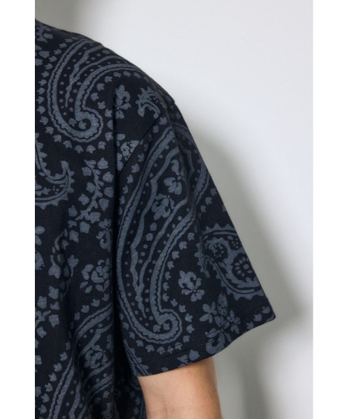 AZUL by moussy（アズールバイマウジー）の「総柄プリントトップス（Tシャツ/カットソー・メンズ・ブラック系その他/ホワイト系その他・MEDIUM/LARGE）」の6枚目の写真