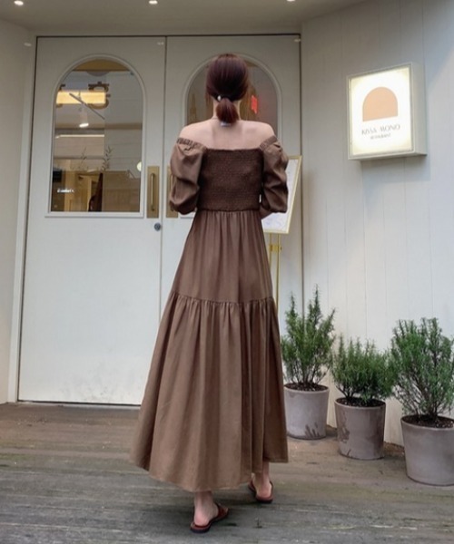 AMAJI(アマジ)の「スクエアネック オフショルダー パフスリーブ ウエストマークワンピース(ワンピース・レディース・ブラウン/ホワイト・FREE)」の4枚目の写真