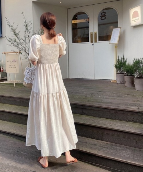 AMAJI(アマジ)の「スクエアネック オフショルダー パフスリーブ ウエストマークワンピース(ワンピース・レディース・ブラウン/ホワイト・FREE)」の3枚目の写真