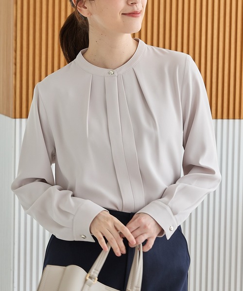 Honeys(ハニーズ)の「バンドカラーブラウス(シャツ/ブラウス・レディース・ネイビー/グレイッシュベージュ/ブルーグリーン/アイボリー・3L/L/LL/M/S/4L)」の2枚目の写真