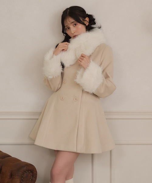 apres jour(アプレジュール)の「ファーティペット付きフレアコート(ステンカラーコート・レディース・ピンクベージュ/ブラック・X-LARGE/FREE)」の13枚目の写真
