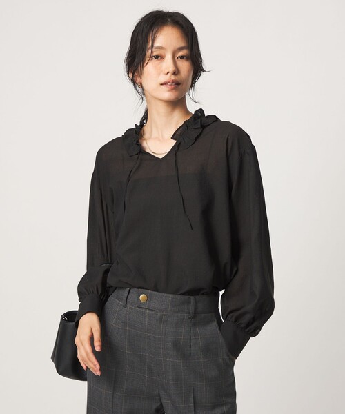 green label relaxing(グリーンレーベルリラクシング)の「シアー フリルネック ブラウス(シャツ/ブラウス・レディース・ネイビー/オフホワイト/ブラック・FREE)」の3枚目の写真